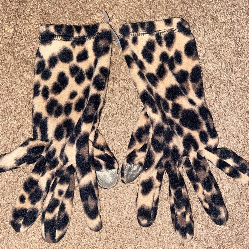 Leopard print gloves